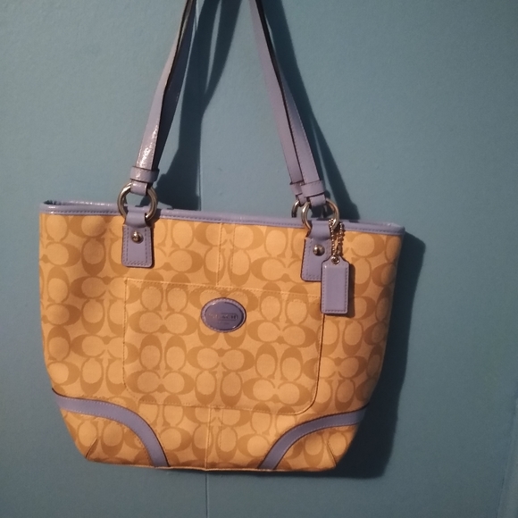 Coach. - Picture 1 of 2